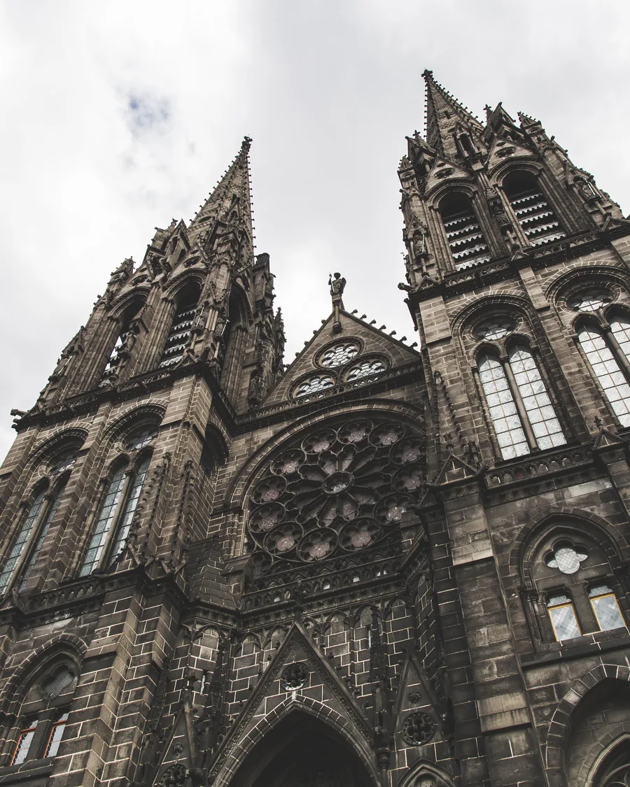 La cathédrale Notre-Dame-de-l'Assomption de Clermont-Ferrand, bâtie en pierre de Volvic.